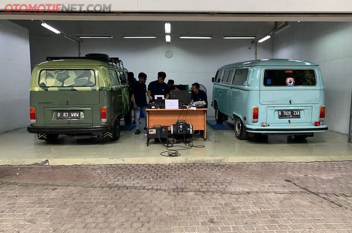 VW Kombi dari komunitas Volkswagen Van Club (VVC) ikuti uji emisi di Audi Center, jl MT Haryono, Jakarta