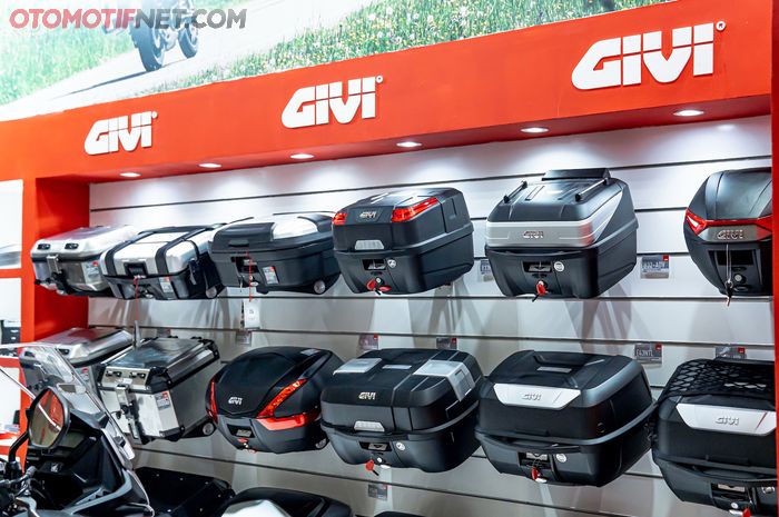 Ragam produk boks motor merek Givi asal Italia 