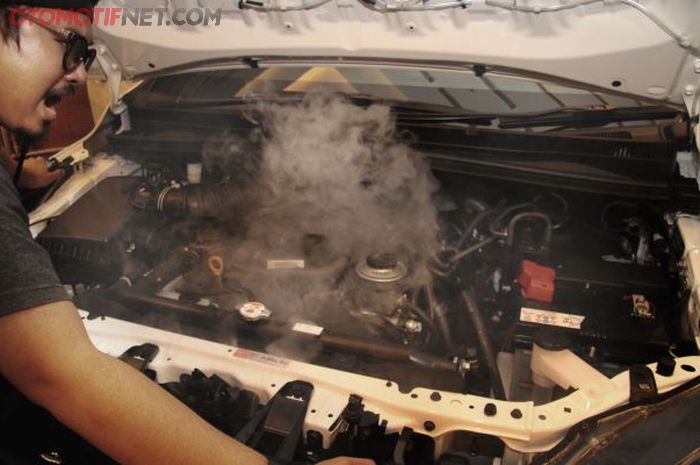 Ilustrasi mesin mobil bekas overheat