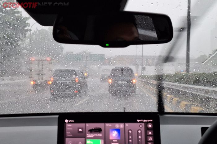 Ilustrasi naik mobil diesel atau bensin perlu jaga jarak lebih jauh saat hujan deras
