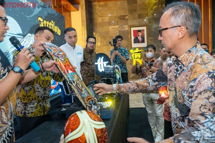 Menteri Perindustrian Agus Gumiwang Kartasasmita (kanan) dukung modifikator tanah air kenalkan karya dan produknya ke luar negeri