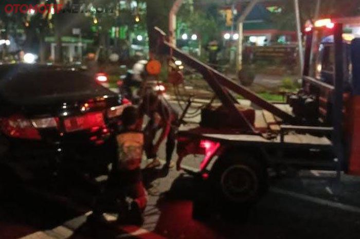 Proses evakuasi Honda Civic FB2 yang ditabrak Toyota Calya bareng Yamaha Jupiter Z1 di Jl Bandung, kota Malang, Jawa Timur