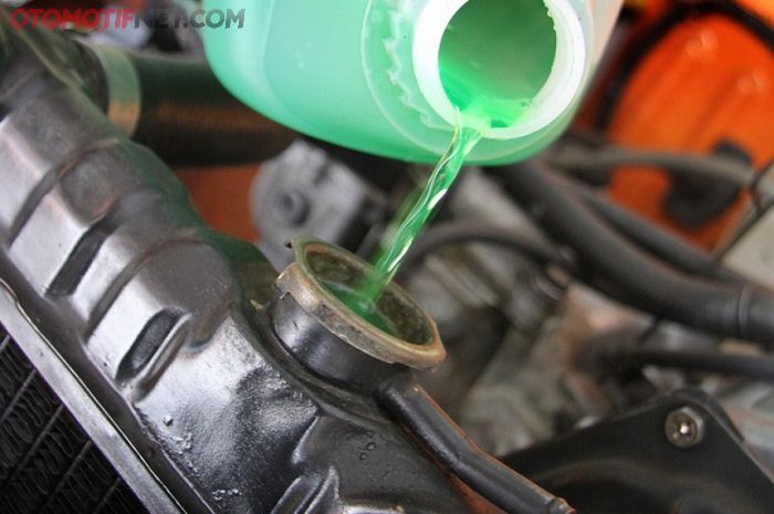 Radiator mobil modern gak boleh pakai air biasa (foto ilustrasi)