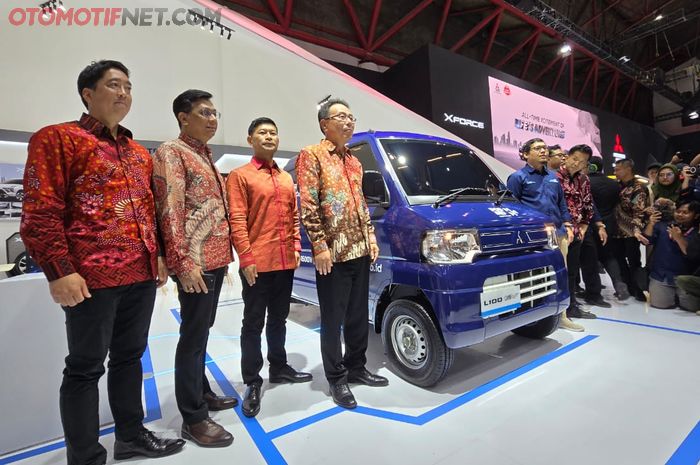 Jajaran BOD MMKSI dan PT Pos Indonesia foto bersama di unit Mitsubishi L100 EV operasional PT Pos Indonesia  