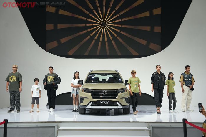 Koleksi busana rancangan Shining Bright terinspirasi dari New Honda BR-V N7X Edition