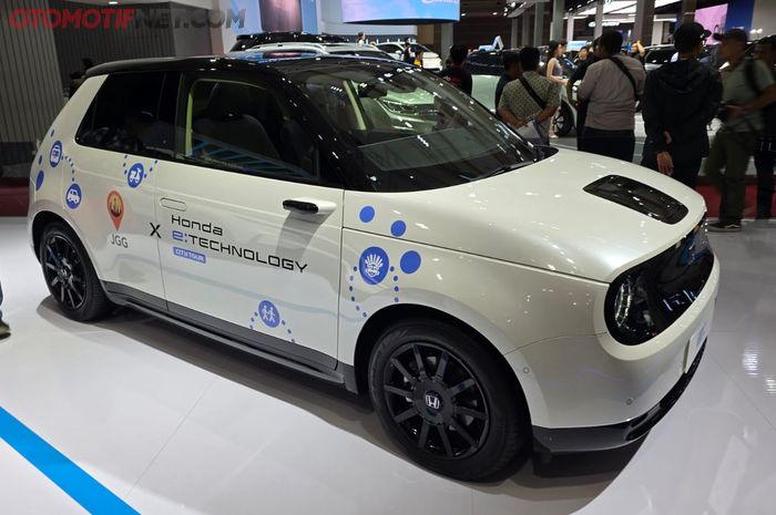 Mobil listrik berbasis beterai (BEV/Battery Electric vehicle) buatan Honda, yakni Honda e