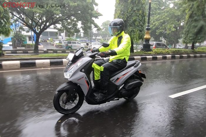 Hujan-hujanan saat mengetes Yamaha Lexi LX 155 untuk pertama kali di Bogor, Jawa Barat