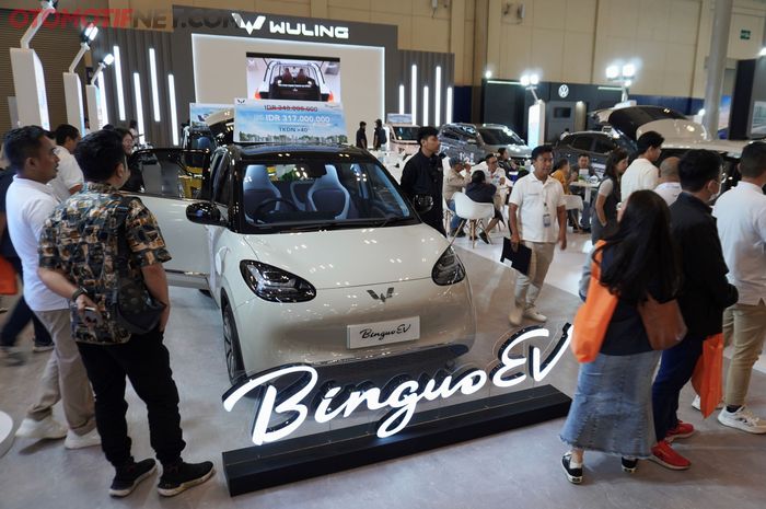 Mobil listrik Wuling BingouEV dipajang di acara BCA Expoversary 2024 di ICE BSD