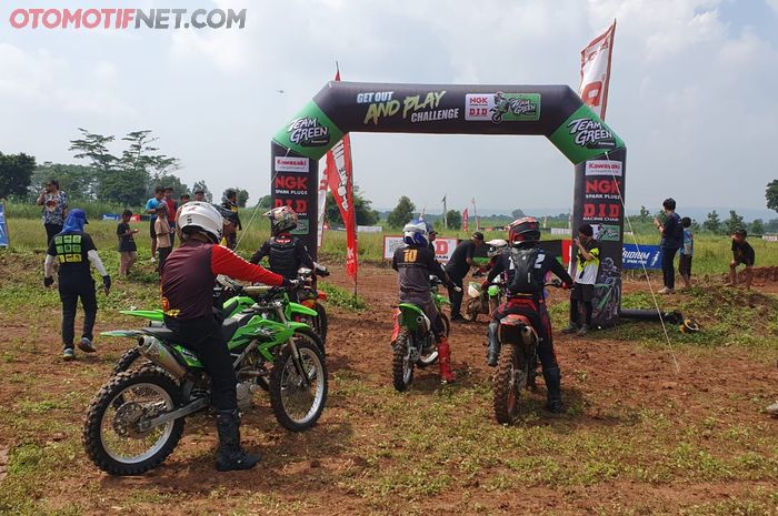 Suasana latihan bersama komunitas Kawasaki di Sirkuit Get Out and Play Klapanunggal, Bogor