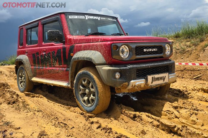 Suzuki Jimny 5-Door saat dijajal awak media di medan off-road (5/3/2024)