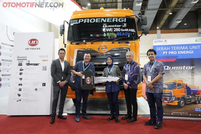 Serah terima kunci secara simbolis oleh Winarto Martono Chief Executive Astra UD Trucks