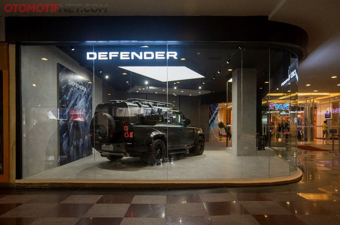 Defender Gallery di Pondok Indah Mall majang Land Rover Defender 130 Outbond