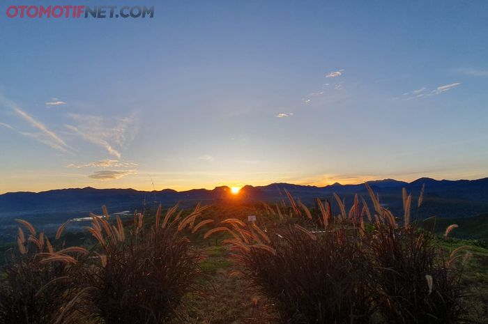 Sunrise dari Taman Langit Pangalengan, diabadikan dalam rangkaian Holiday Fun Drive 2024