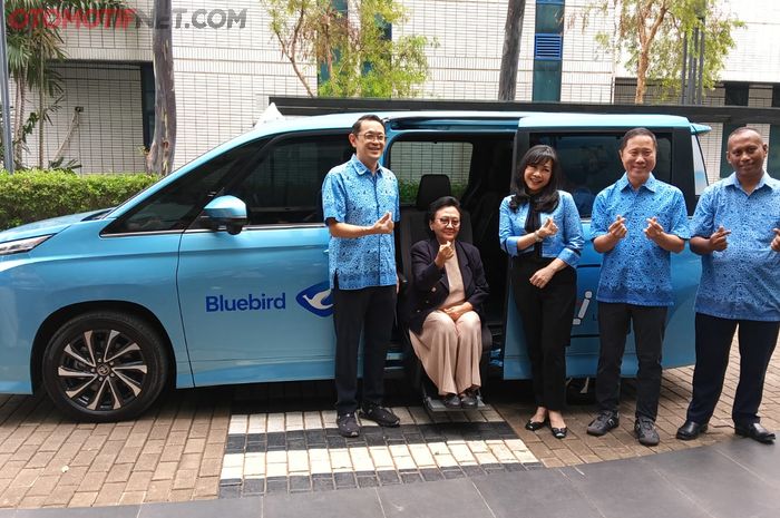 Peluncuran Toyota Voxy Bluebird Lifecare Taxi di Jakarta (25/4/2024).