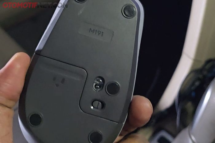 Cara lain yang bisa ditempuh yaitu mengkonekasikan mouse ke head unit untuk mengoperasikan fitur-fiturnya