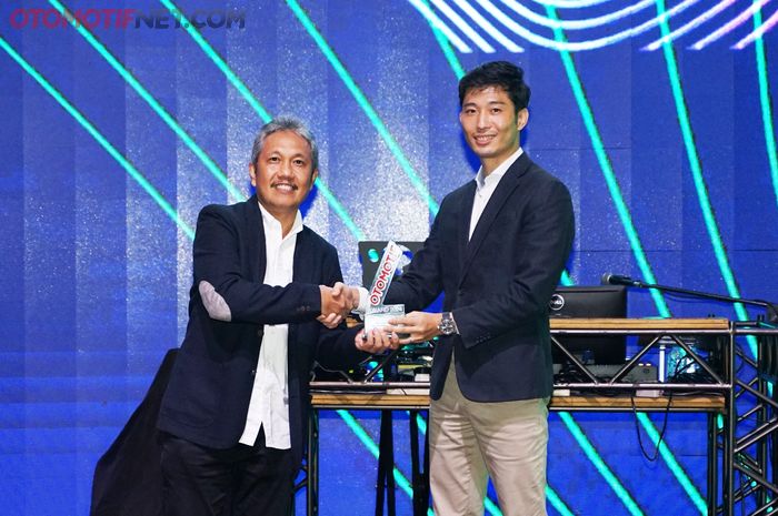Shigemori Keisuke, 2W Sales &amp; Marketing General Manager PT Suzuki Indomobil Sales, menerima piala untuk V-Strom 250SX di OTOMOTIF Award 2024