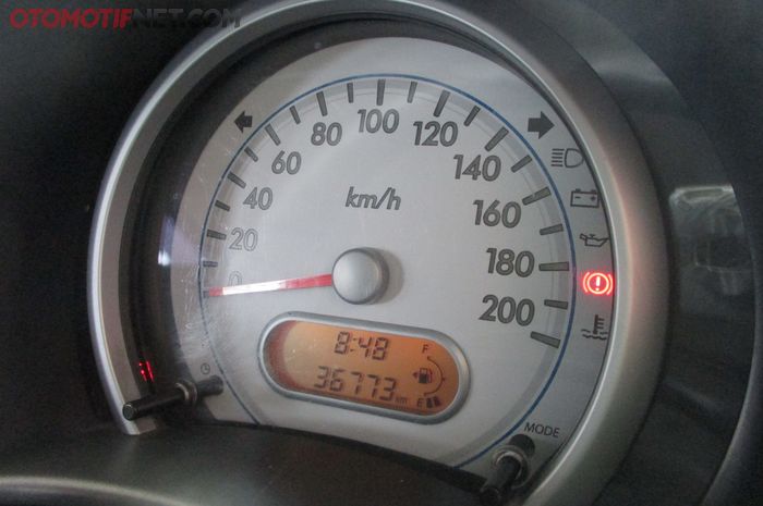 Ilustrasi spidometer dan layar MID Suzuki Splash MT 2012