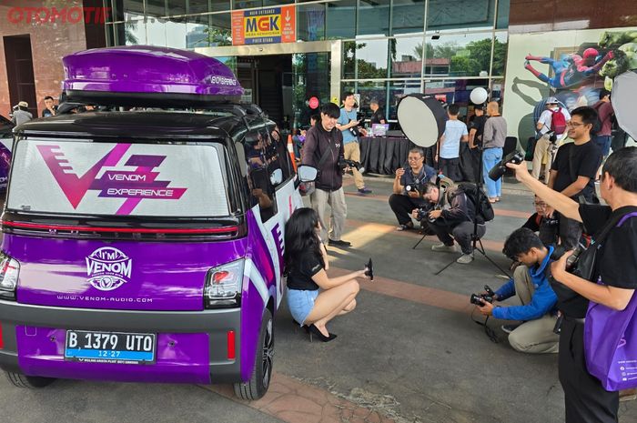 Lomba foto saat acara Venom Experience di MGK Kemayoran, Jakarta Pusat (22/6/2024)