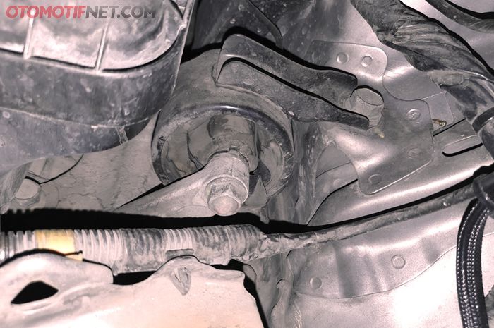 Engine mounting Honda CR-V gen 2 yang pecah mengakibatkan getar saat akselerasi