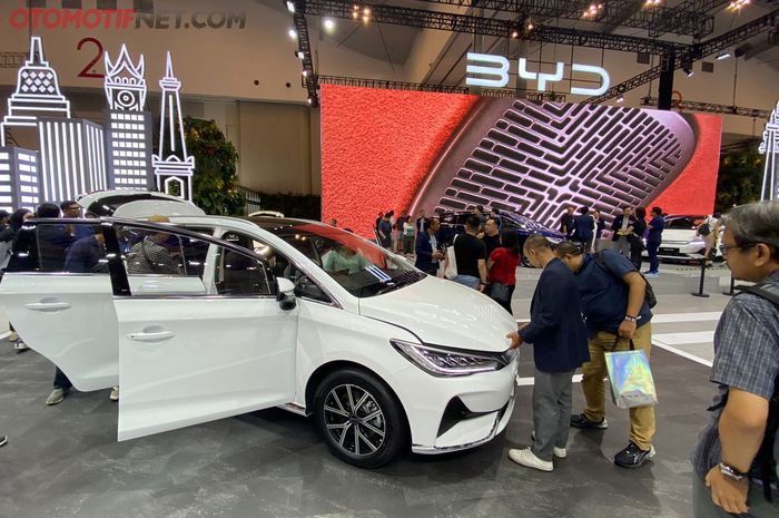 BYD M6 jadi magnet pengunjung GIIAS 2024