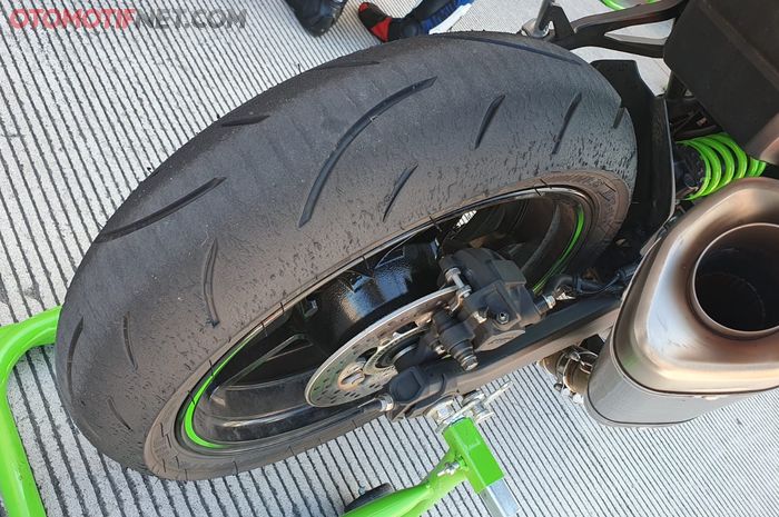 Ban IRC Speed Winner MBR 110 TL yang dipasang di Ninja ZX-25RR dalam acara Kawasaki Mandalika Experience