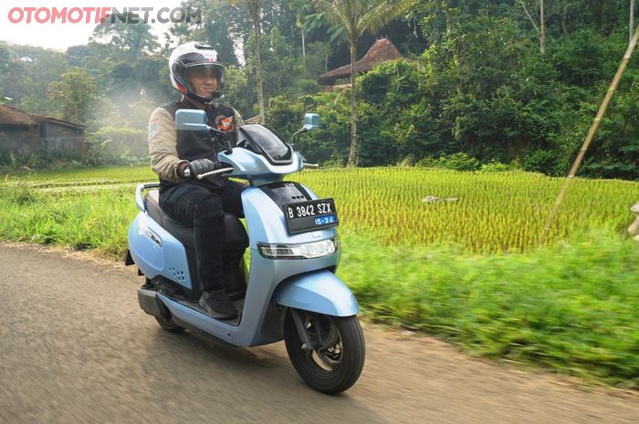 Test ride TVS iQube S yang enteng buat libas tanjakan 