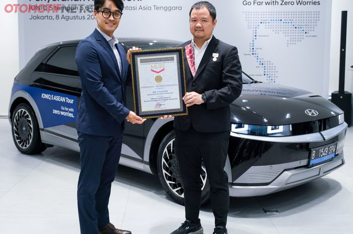 Sangwook Lee, Head of Marketing &amp; PR Hyundai Motor Asia Pacific HQ (kiri) Menerima Piagam Penghargaan dari Osmar Semesta Susilo, Vice Director of MURI