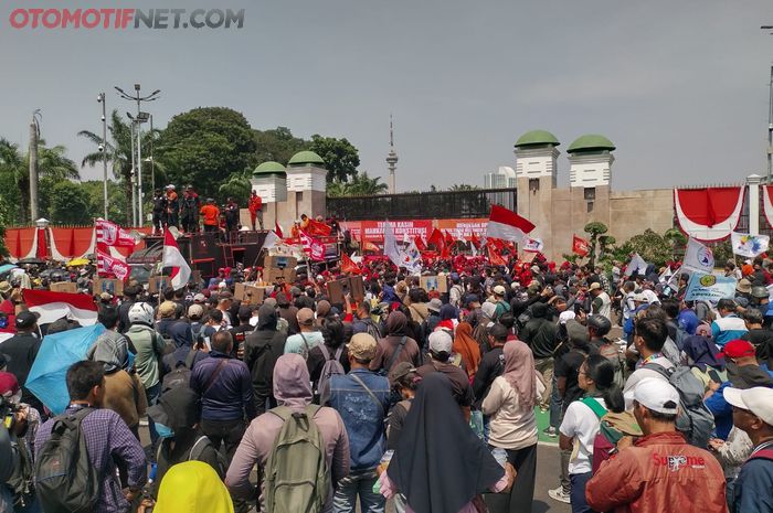 Massa dalam aksi mendukung keputusan MK sudah memadati kawasan depan gedung DPR-MPR RI