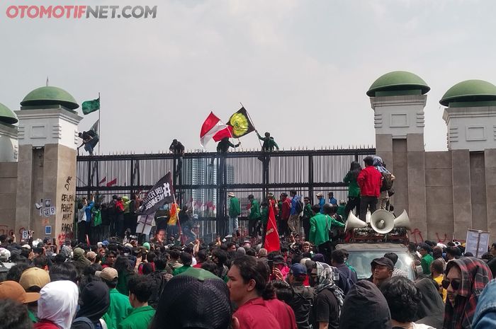 Massa masih memadati gerbang depan gedung DPR-MPR RI