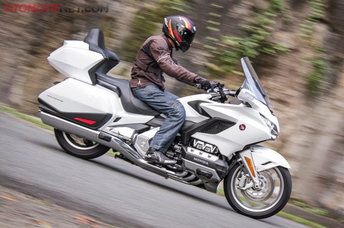 Honda Gold Wing dibekali banyak sekali fitur, juga mesin 1.800 cc yang bisa mundur 