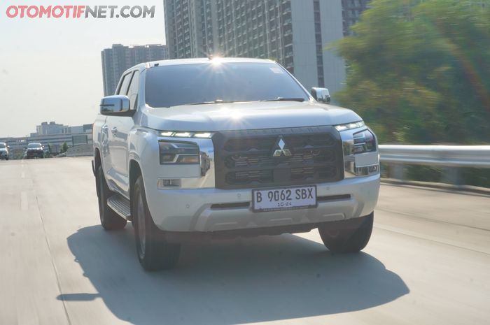 Mitsubuishi All New Triton Ultimate 4x4 A/T saat dites di jalan raya