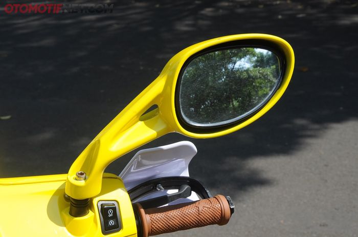 alasan kaca spion bawaan motor lebih besar daripada setang