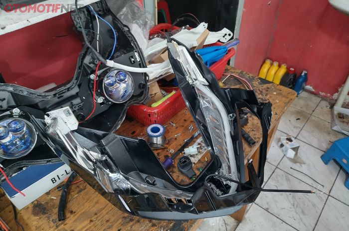 Membuka bagian belakang dan mika headlamp untuk memasang lampu BiLED menggunakan bantuan panas oven atau heat gun