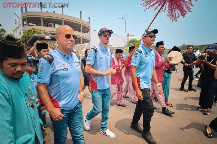 Alex Marquez (tengah) sapa penggemarnya di Jakarta, Rabu (25/9/2024)
