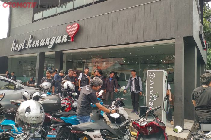 Alva memperkenalkan Kopi Kenangan sebagai mitra yang menyediakan fasilitas Boost Charge Station