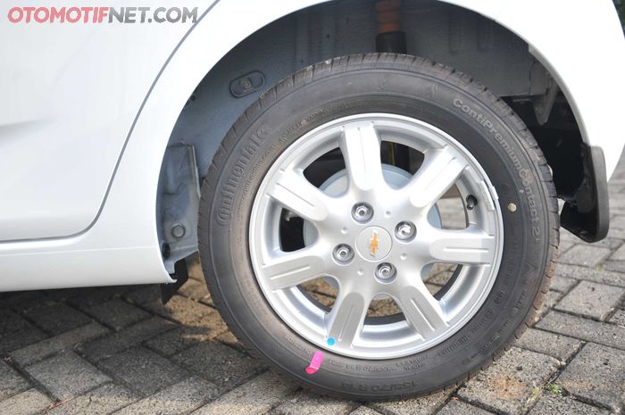 Baca kode huruf dan angka pada dinding ban