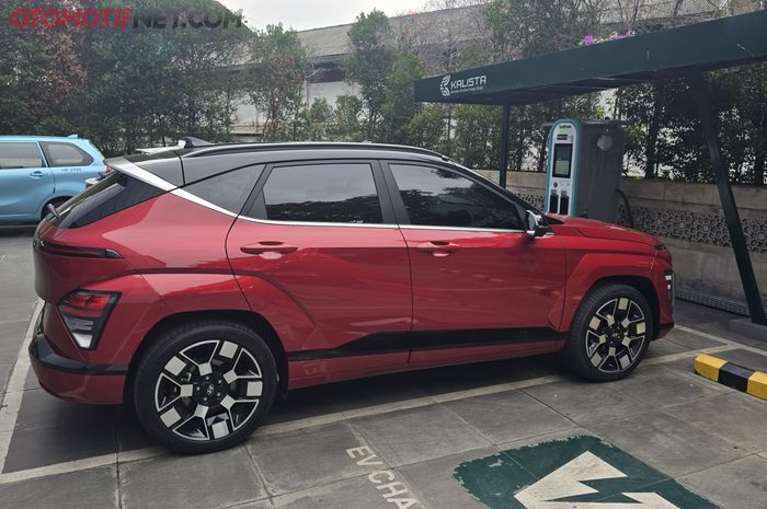 Hyundai All-new Kona Electric Signature Long Range saat mengisi daya ulang di SPKLU Voltron tipe Ultra Fast Charging 100 kWh