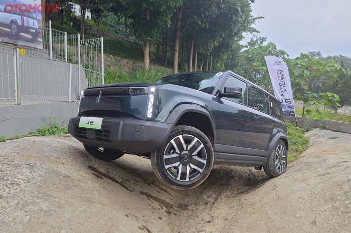 Chery J6 iWD saat melewati jalur di trek JSI Megamendung, Bogor.