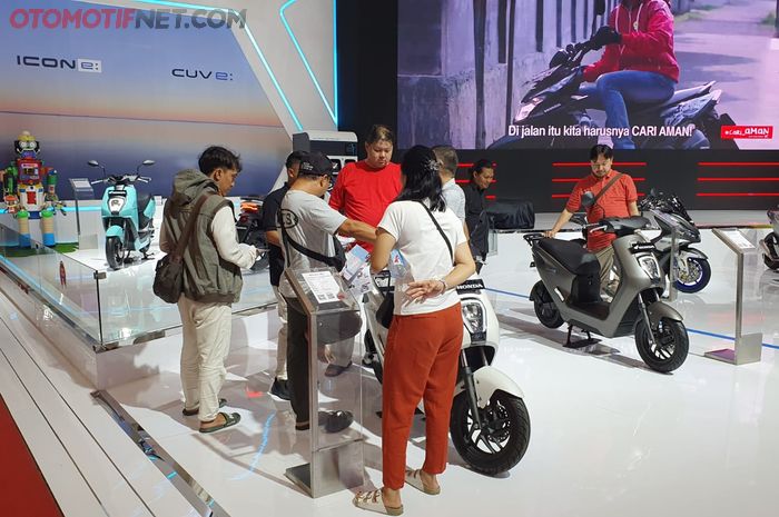 Motor listrik Honda menarik perhatian pengunjung IMOS 2024