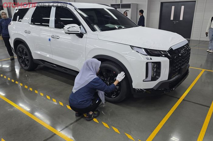 Tampak petugas cewek tengah memeriksa parat atau akseori optional yang telah di insital di fasilitas PIO and Logistic di pabrik Hyundai