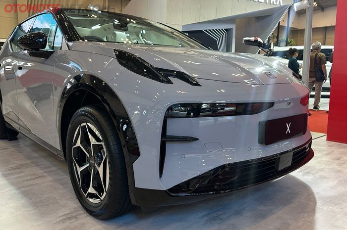 Sebagai SUV (Sport Utility Vehicle) compact, Zeekr X dipasarkan dengan dua varian penggerak, yaitu AWD dan RWD