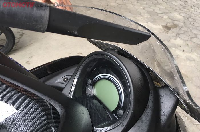 Gunakan blower untuk mengeringkan bagian dalam windshield