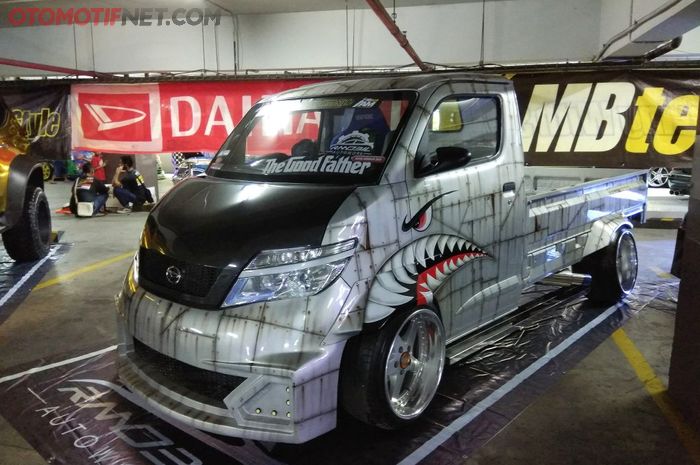 Daihatsu Gran Max yang pakai livery bak pesawat tempur