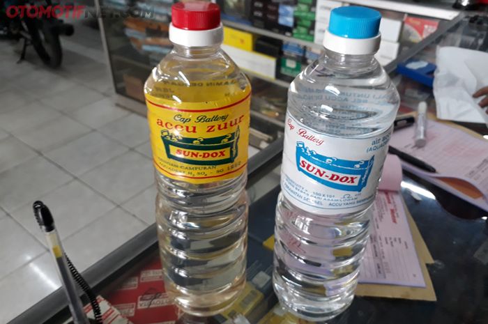 Air aki botol merah (kiri) dan biru (kanan)