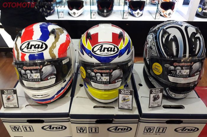 Deretan helm arai jenis full face