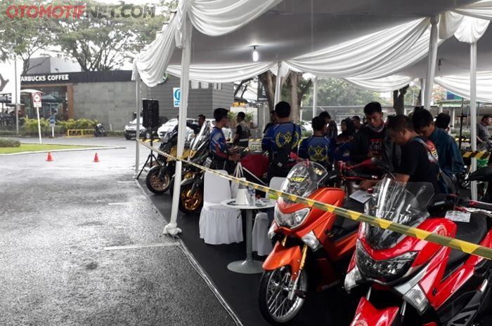 guyuran huja  dan para peserta berteduh di Yamaha Customaxi Tangerang