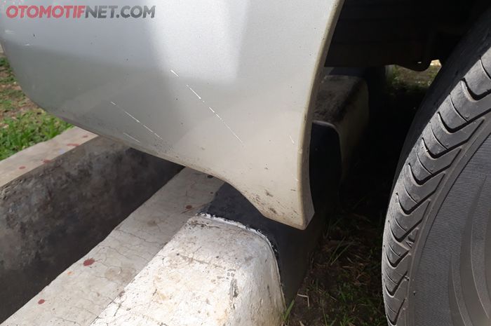 Noda aspal di bumper/bodi mobil