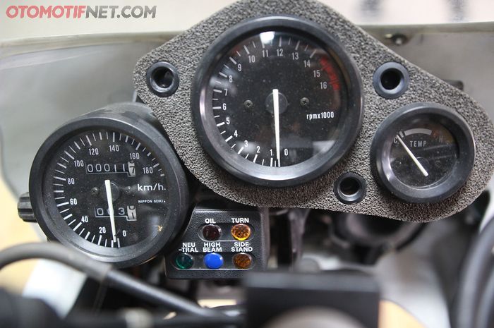 Panel instrumen Honda CBR400RR masih analog tapi lengkap banget!