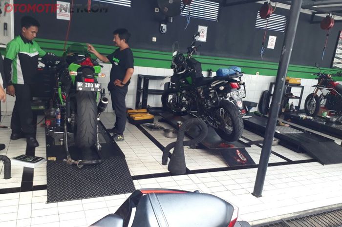 Stall servis Kawasaki Super Sukses Motor.  Bengkel resmi ini siap servis motor di rumah konsumen