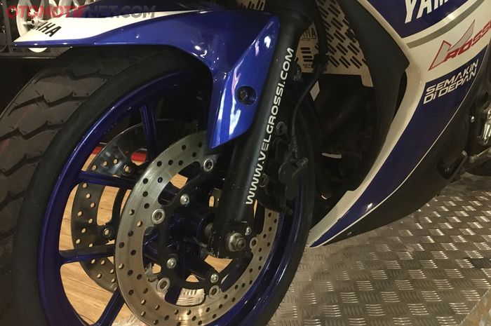 Double disc terpasang di Yamaha R25